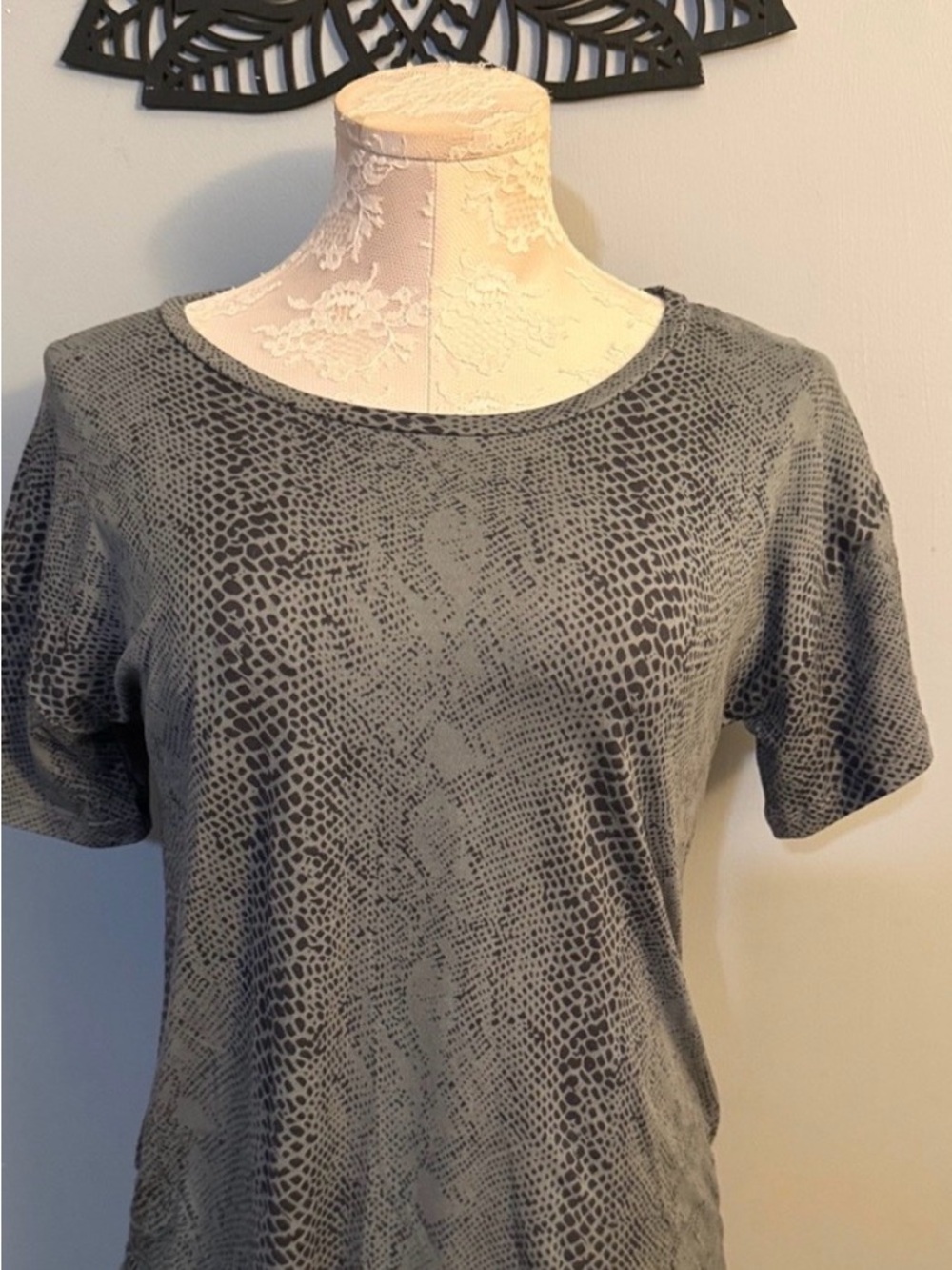Poof! Gray Snake-Print Short Sleeve Tie Front Tee M